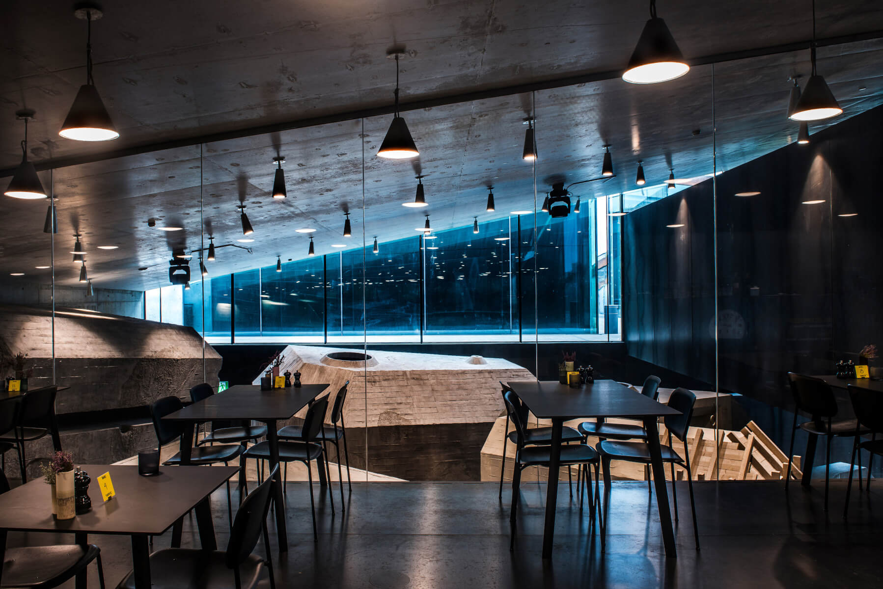 Louis Poulsen Keglen Pendelleuchte mit konischem Schirm, ideal für Esszimmer und elegante Raumbeleuchtung.