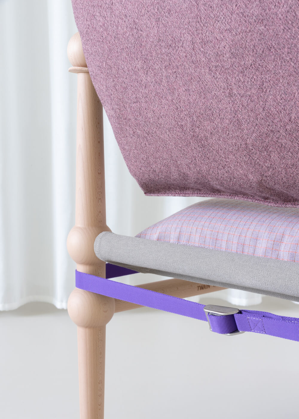 Magis Twain Sessel im hellen Wohnzimmer, ergonomisch, komfortabel und elegant – hochwertige Verarbeitung aus Italien