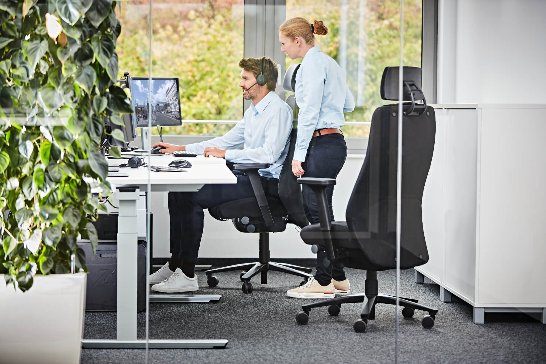 TWENTYFOURis5 TF118 Bürostuhl von Interstuhl für 24-Stunden-Arbeitsplätze mit Komfortpolsterung und Synchronmechanik