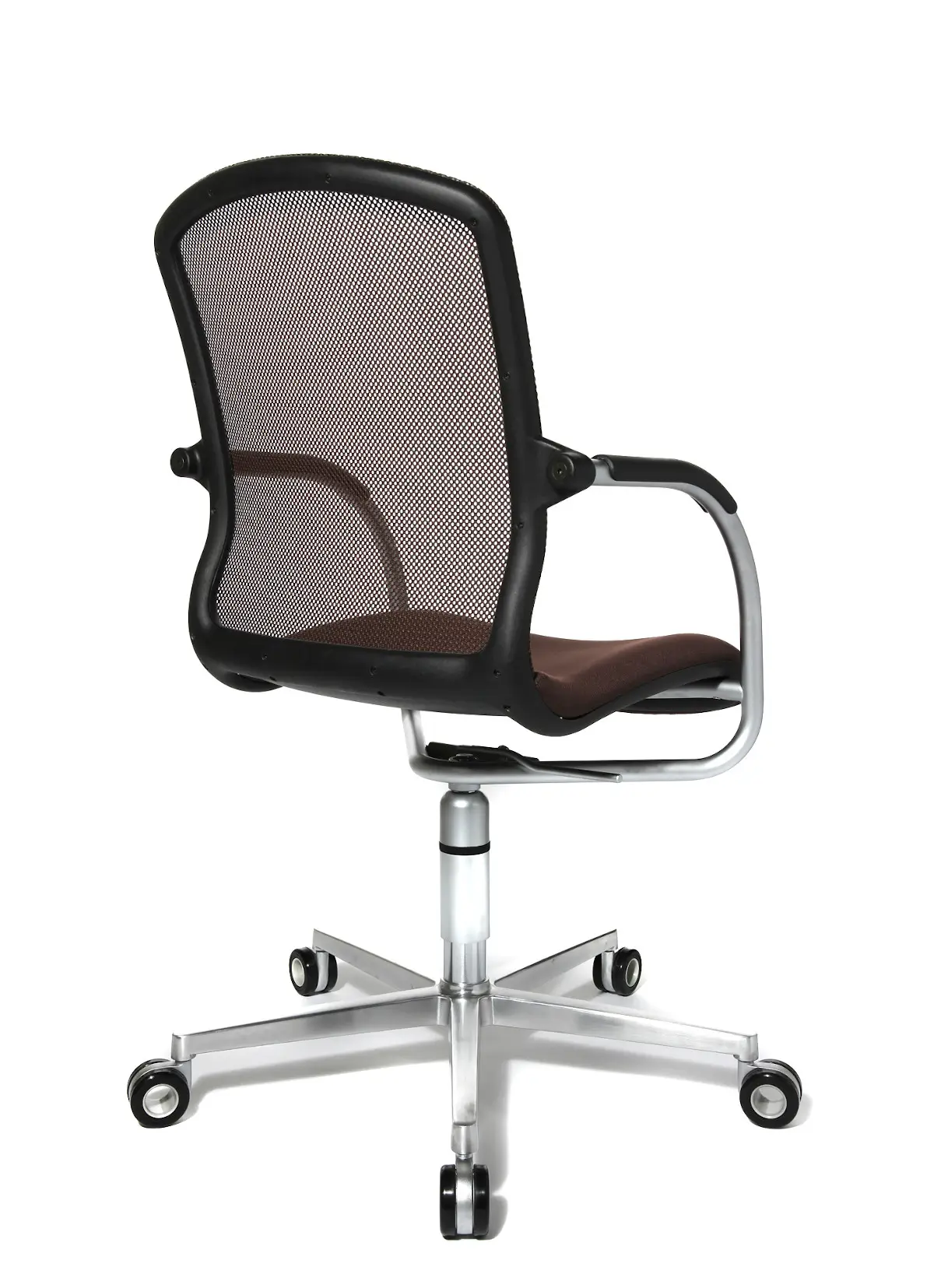 Schrägansicht der Rückseite des Wagner AluMedic 50 3D Visit Besucherstuhls mit atmungsaktiver Netzrückenlehne und 5-Strahl-Rollengestell.
