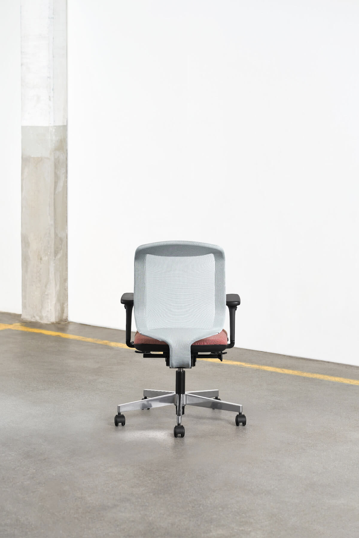 Giroflex 434-3019 Arbeitsstuhl, atmungsaktiver Netzrücken, unterstützt gesunde Haltung, langlebige Qualität