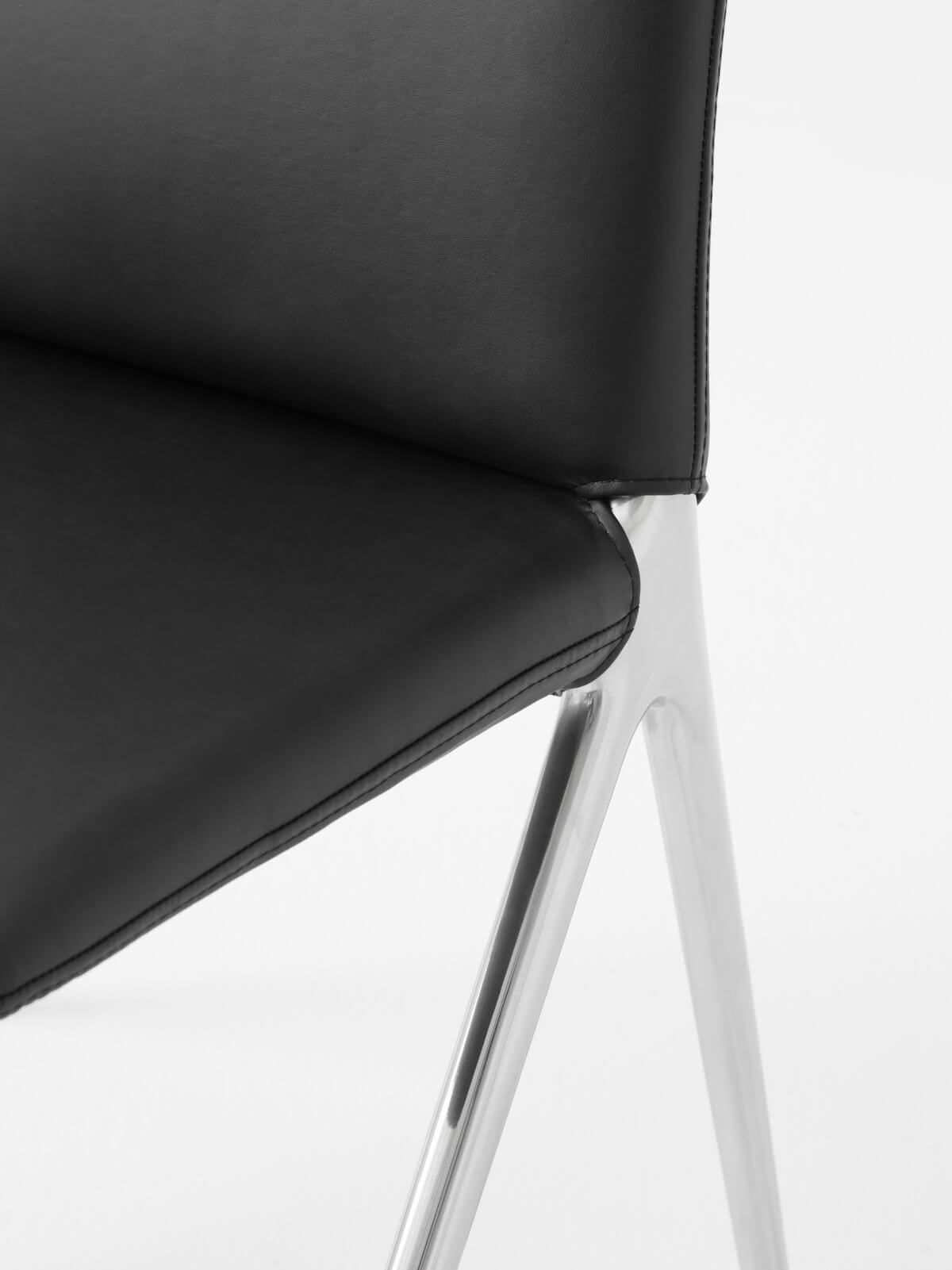 &Tradition Kape IF7 Stuhl Aluminium poliert mit schwarzem Lederbezug, stilvoller Designerstuhl für Esszimmer