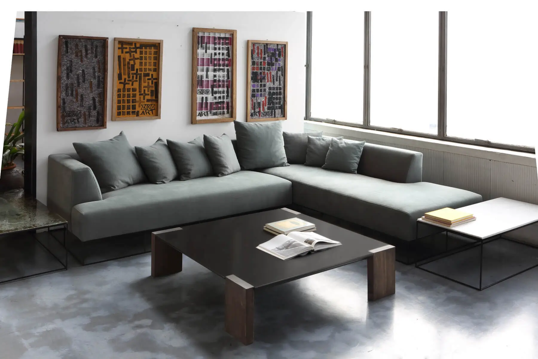 Der Zeus Ironwood Couchtisch ergänzt eine großzügige Eckcouch und schafft eine harmonische Wohnatmosphäre mit klaren Designlinien.