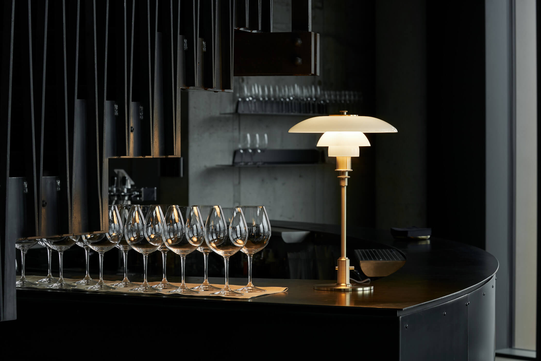 PH 3/2 Tischleuchte – Louis Poulsen Designklassiker Designklassiker PH 3/2 Tischleuchte von Louis Poulsen mit charakteristischem Dreischirmsystem für blendfreies Licht.