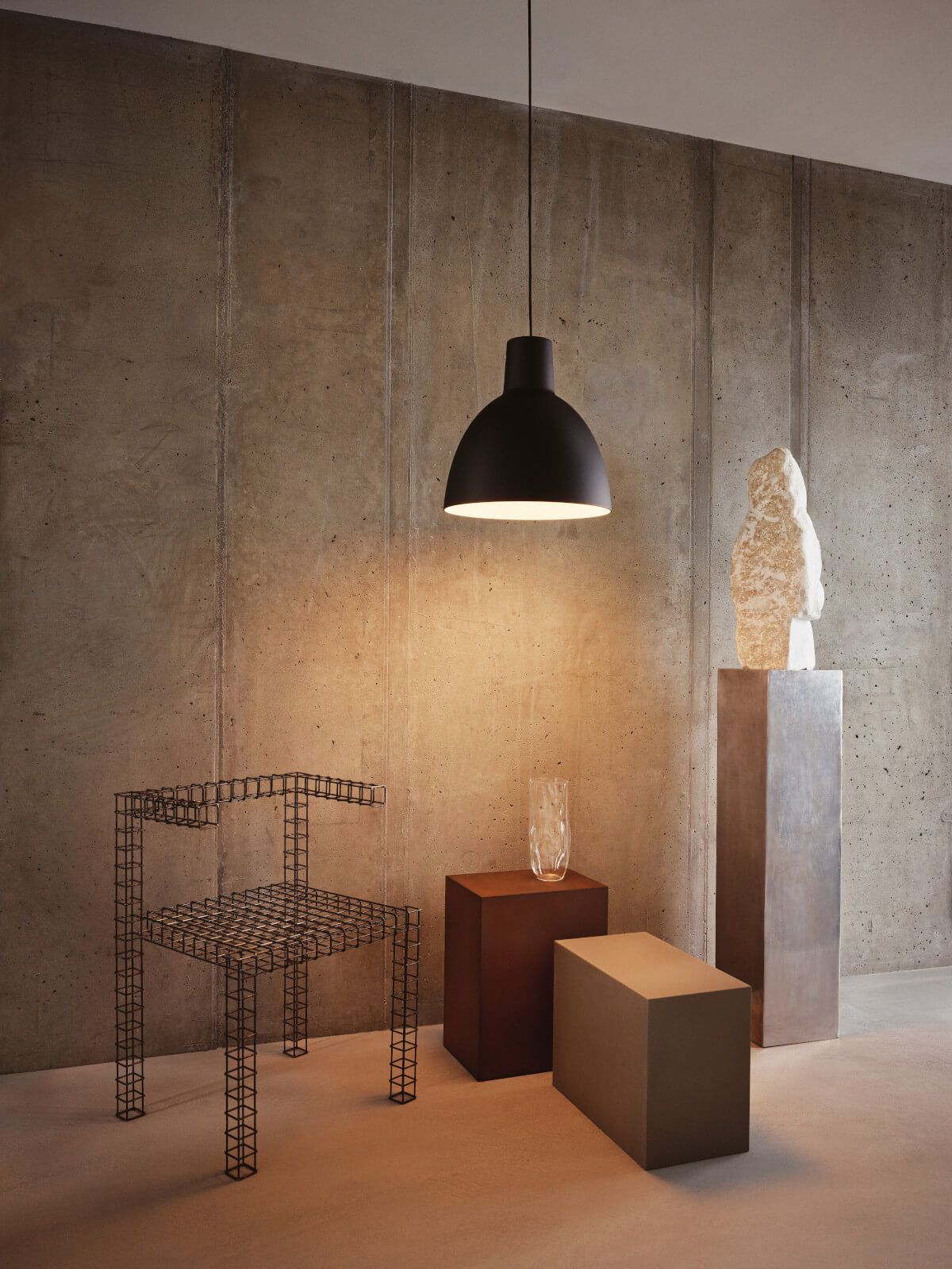 Louis Poulsen Toldbod Pendelleuchte mit elegantem Glas und warmem Licht für moderne Wohnräume.