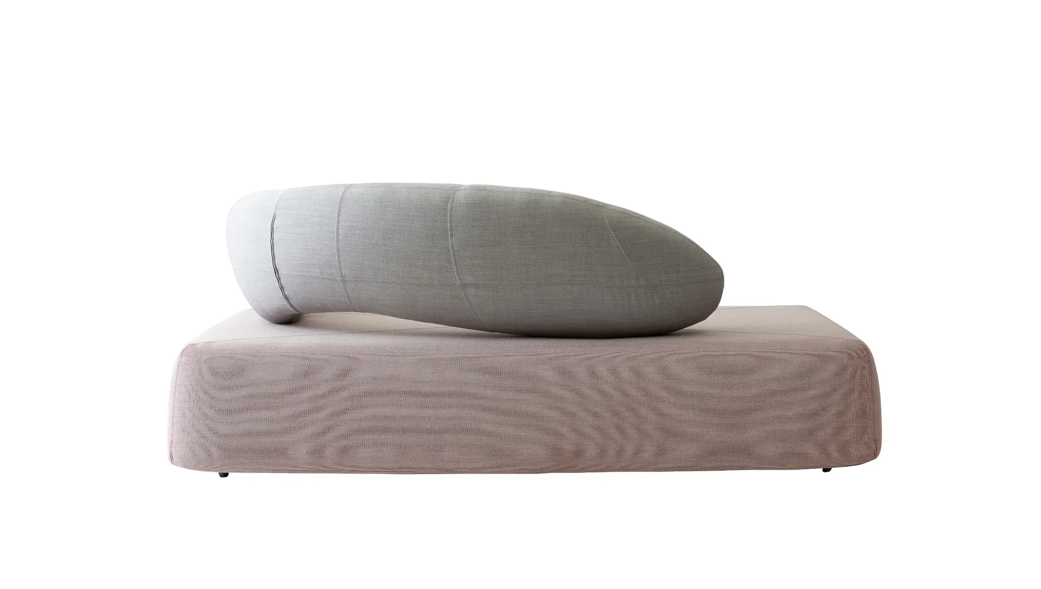 Softline Chat Sofa mit rosafarbener Sitzbasis und grauer geschwungener Rückenlehne aus rückwärtiger Perspektive mit sichtbaren Ziernähten.