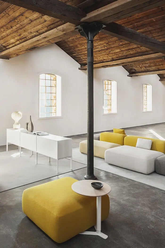 Lapalma YO T80 Beistelltisch neben modularen Polstermöbeln in einem großzügigen modernen Loft.