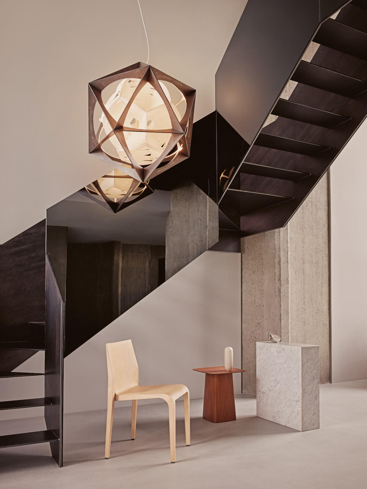 Design-Pendelleuchte OE Quasi Light von Louis Poulsen mit Aluminiumstruktur und nachhaltiger LED-Technologie.