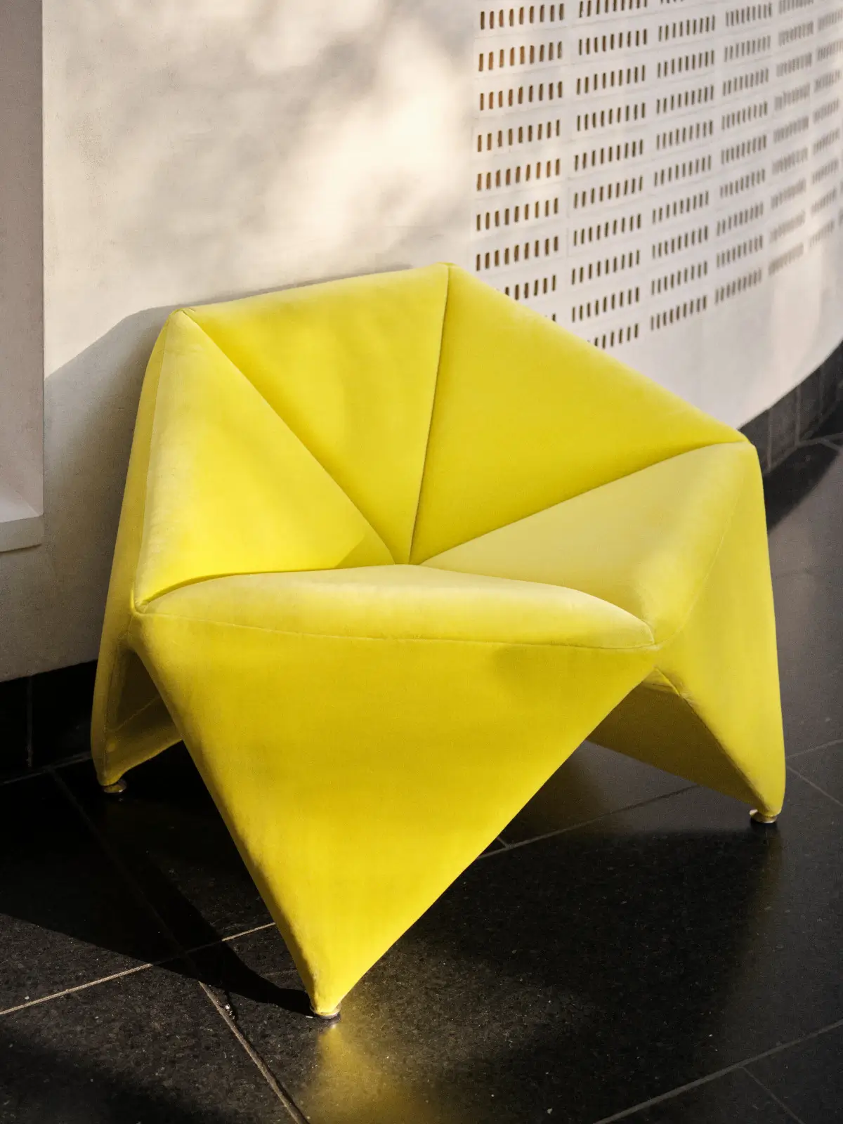 Softline Fold Sessel in Gelb aus frontaler Perspektive mit geometrisch gefalteter Polsterung, integrierten Armlehnen und markanter Sitzfläche.