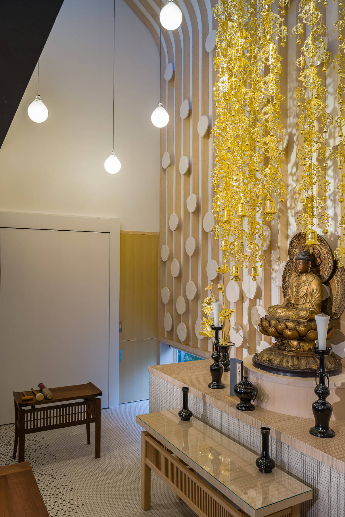 Design-Pendelleuchte Moser von Louis Poulsen mit stilvollem Opalglas für stimmungsvolle Ambientebeleuchtung.