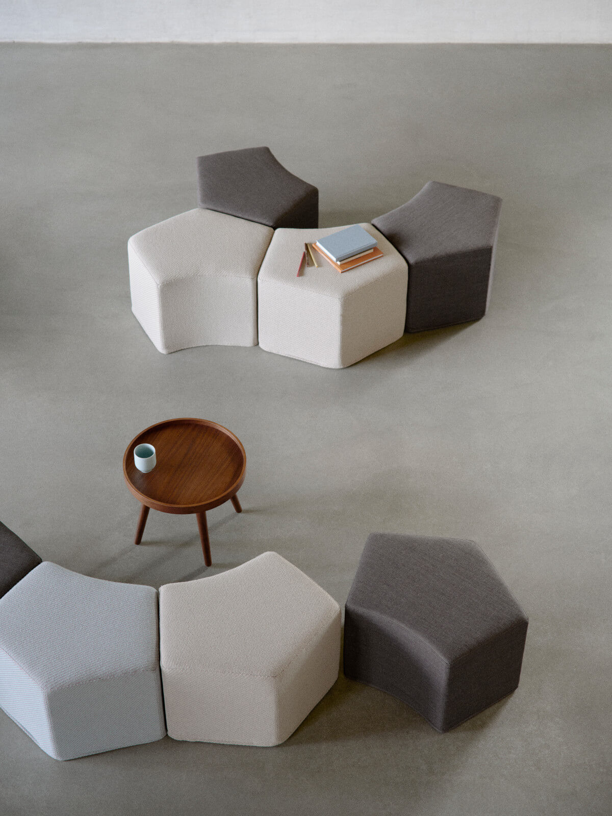 Design Hocker Softline Pause mit komfortabler Polsterung, vielseitig einsetzbar in Büro, Lounge und Wohnraum