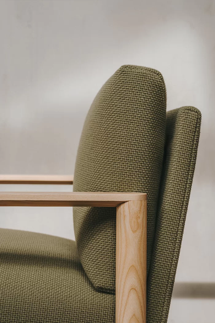 Detail der Rückenlehne mit fein strukturierter Polsterung beim Lapalma 10:30 Sessel