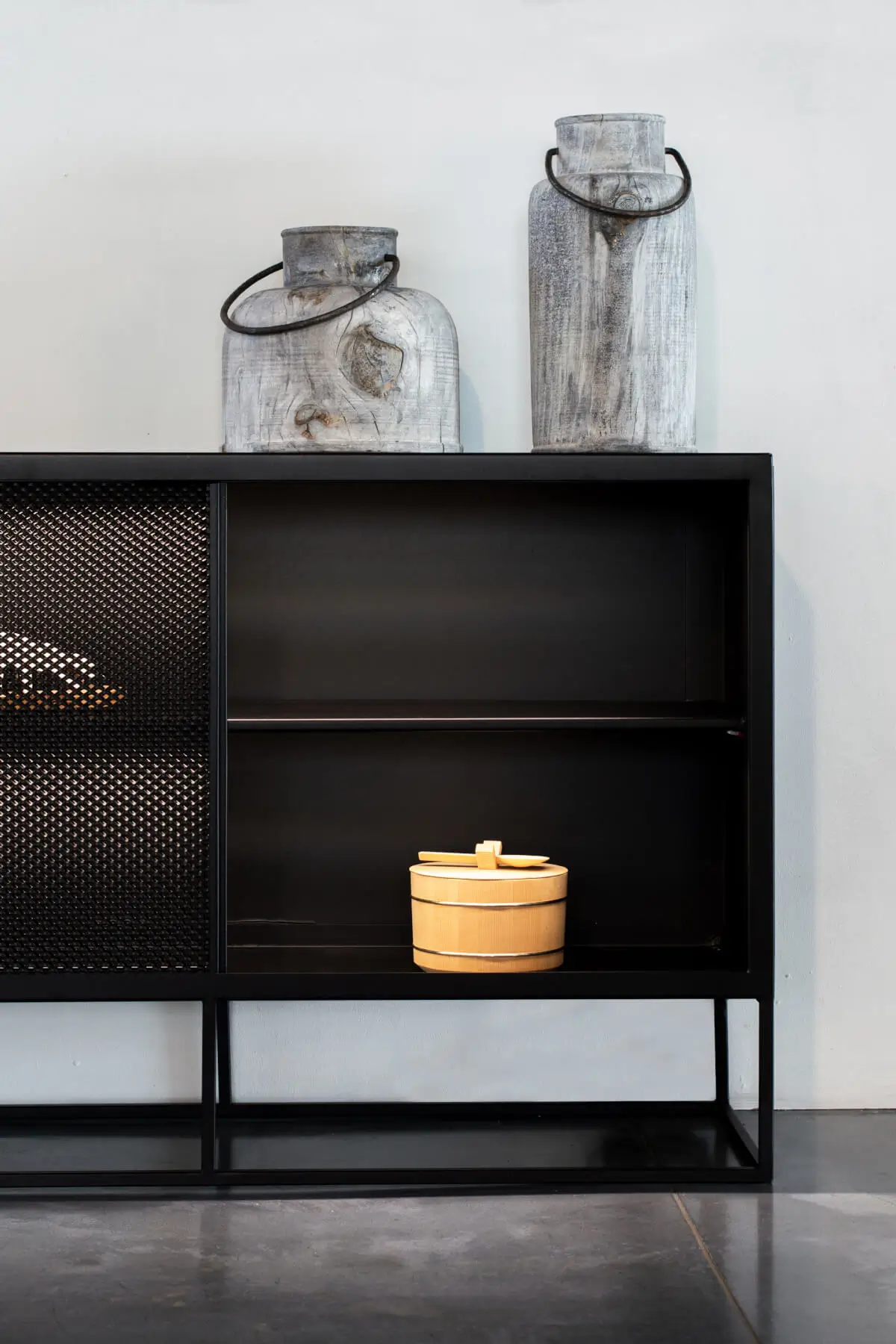 Detailansicht des Zeus Isotta Sideboards mit offenem Ablagefach und feinen Streckmetallfronten.