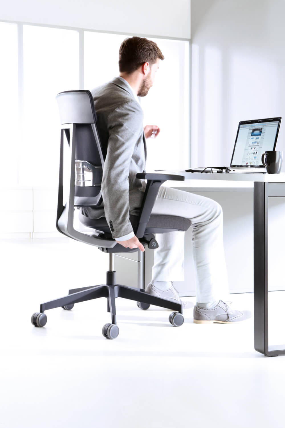 Moderner Drehstuhl mit atmungsaktiver Netzlehne, Sitzhöhenverstellung und Lordosenstütze für gesundes Arbeiten