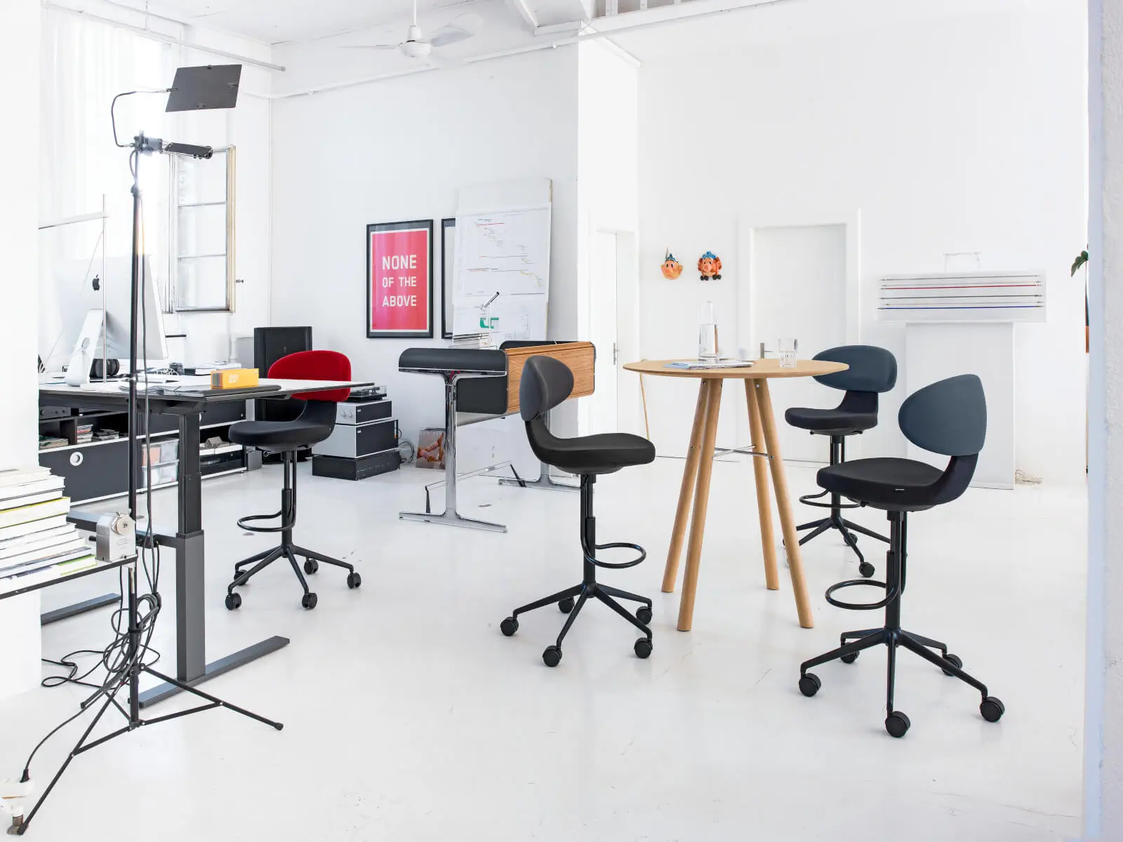 Girsberger Simplex 3D Drehstuhl in einem offenen Büro mit verschiedenen Arbeits- und Besprechungsbereichen.