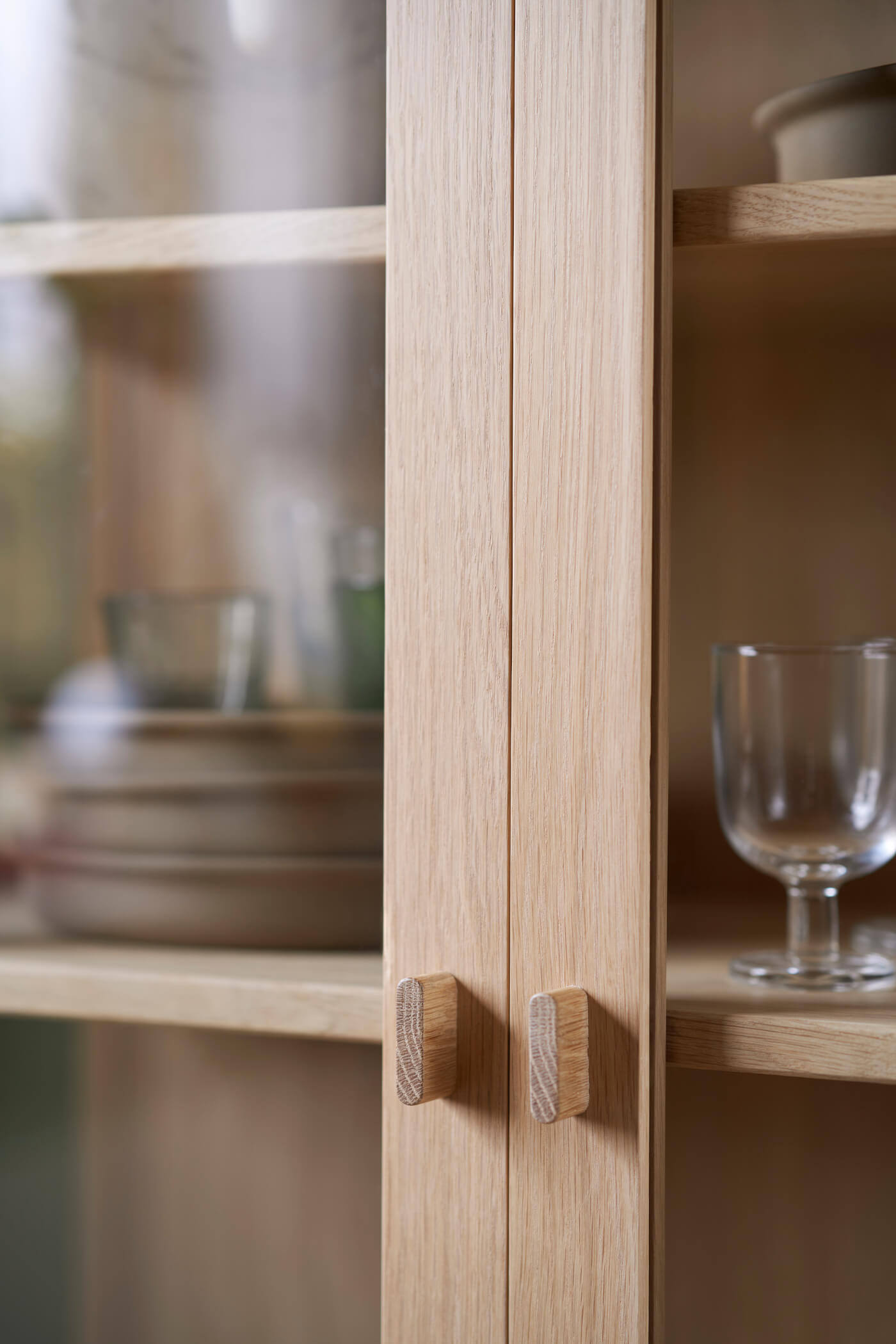 FDB Møbler A90 Boderne Vitrinenschrank aus Eiche natur im Wohnzimmer – stilvoll, funktional und zeitlos elegant