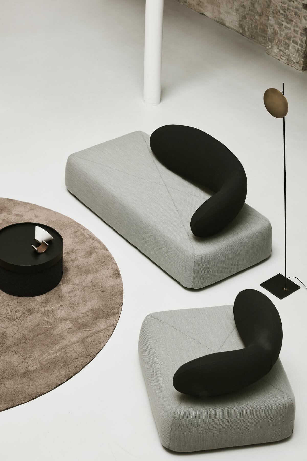 Design Loungesessel Chat von Softline mit ergonomischer Form und weicher Polsterung für entspanntes Sitzen