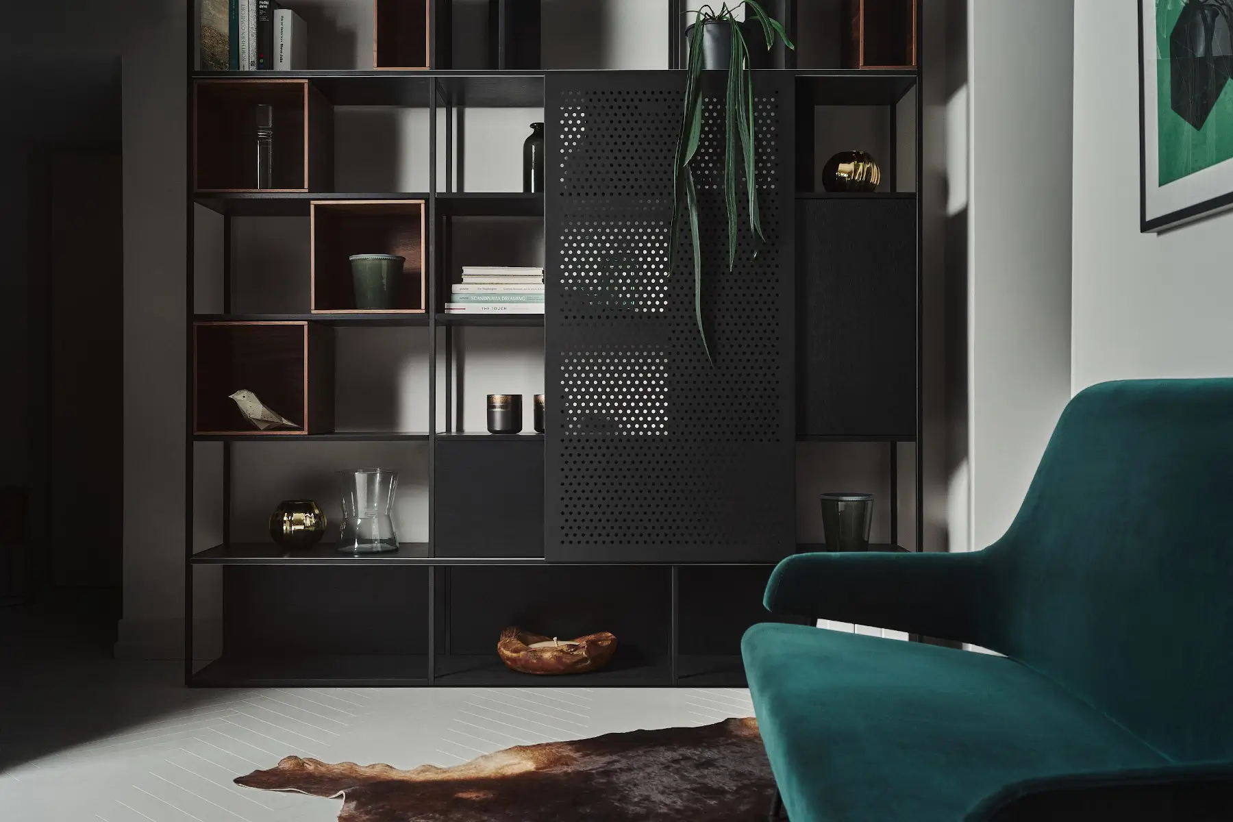 Noti Gap Sofa 2-Sitzer in Grün in einem stilvoll eingerichteten Wohnbereich