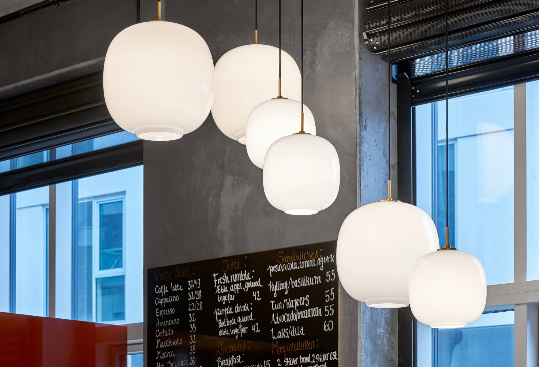 VL 45 Radiohus Pendelleuchte, klassische Designerleuchte von Louis Poulsen für stimmungsvolle Raumbeleuchtung.