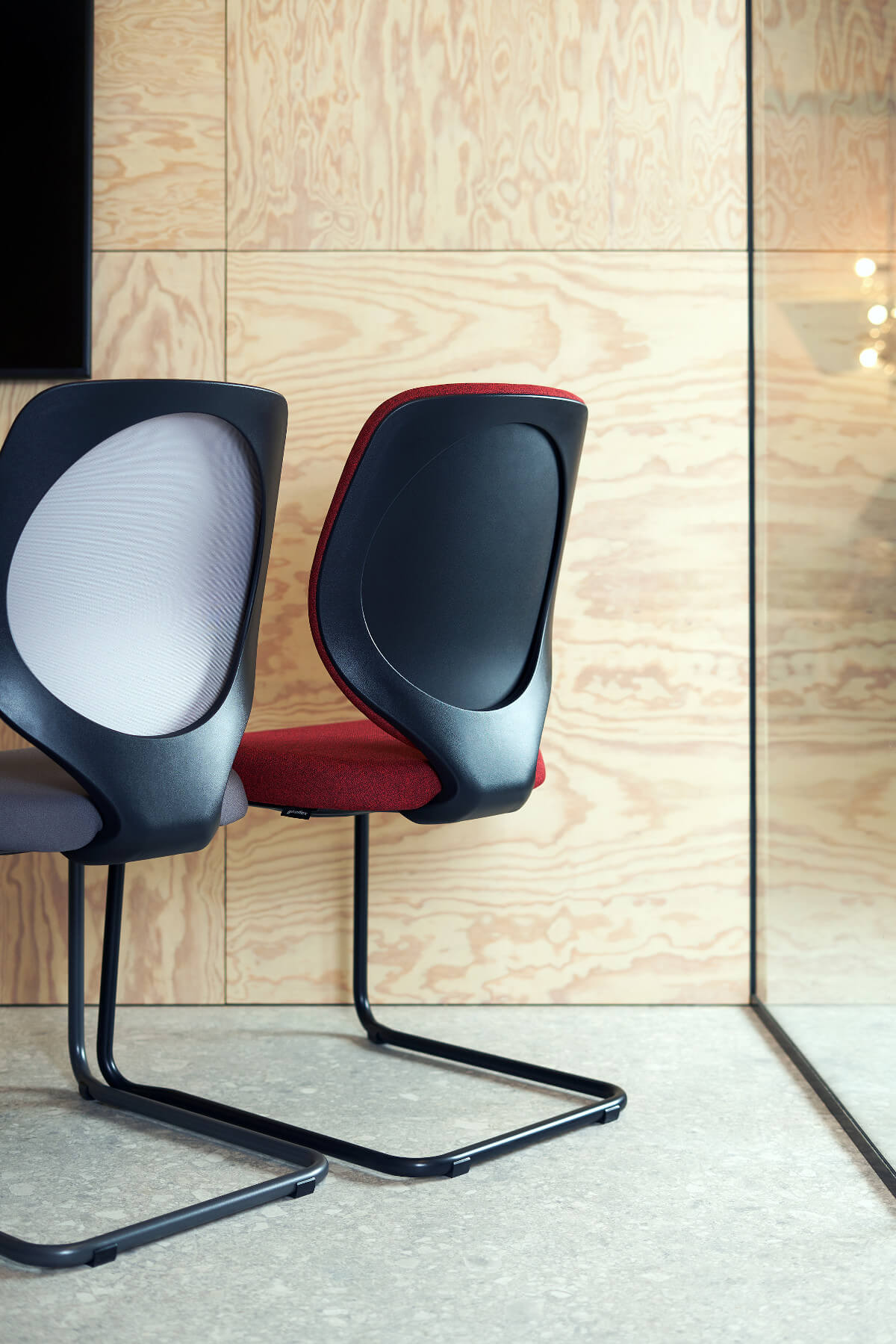 Komfortabler Giroflex 353-3003 Freischwinger Besucherstuhl, Netzrücken, langlebig & robust