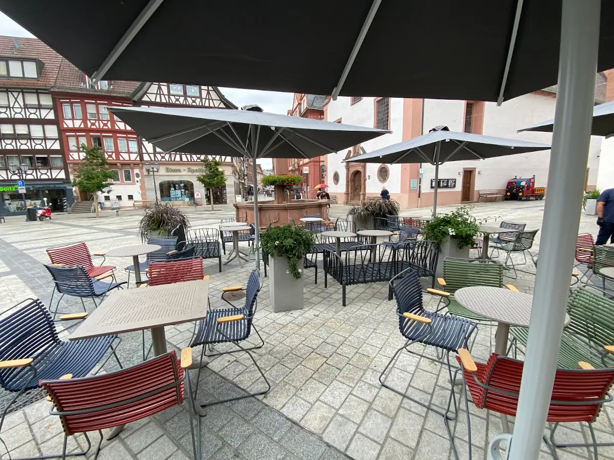 Nardi Clip und Step Gartentische im Außenbereich der Bäckerei Peter Weber