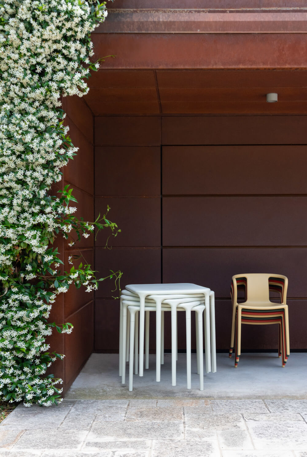 Moderner Magis Air-Armchair, leicht und flexibel, fügt sich harmonisch in Wohn- oder Bürobereich ein