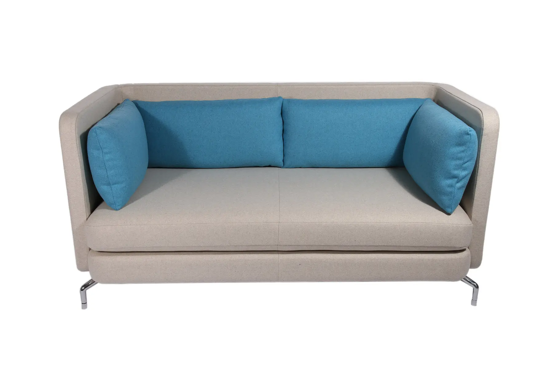Wagner W-Lounge Low Sofa in Hellgrau mit blauen Kissen in der Frontansicht für moderne Büro-, Empfangs- und Wohnbereiche.