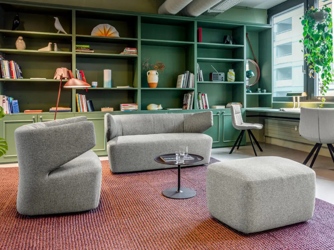 Girsberger Pablo Soft Sessel und Loungesofa als einladende Sitzlösung für moderne Aufenthalts- und Kommunikationsbereiche.