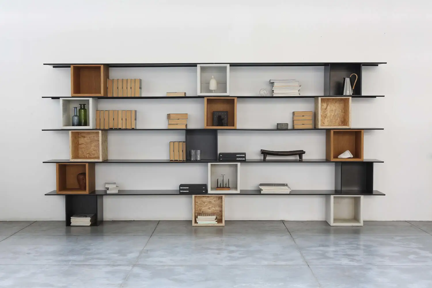 Zeus Ma Dama Bücherregal mit offenen Regalböden und modularen Holzelementen als stilvoller Blickfang im modernen Wohnbereich.