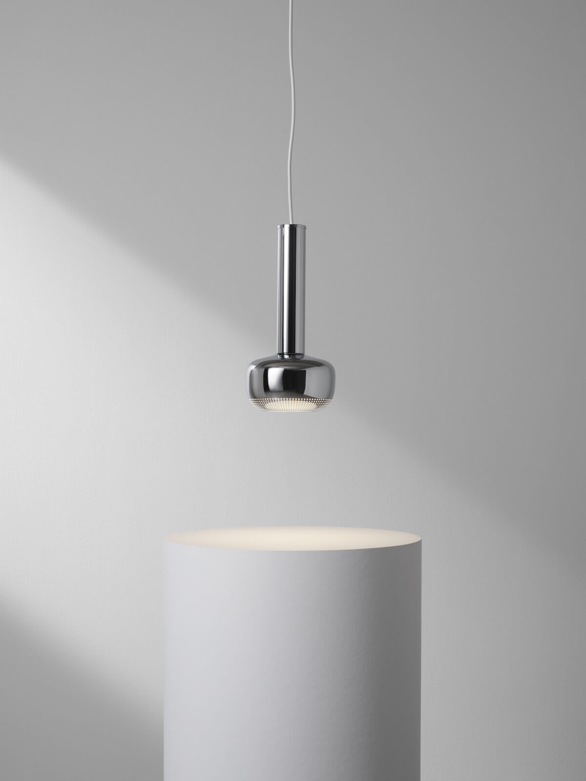 Elegante VL 56 Pendelleuchte von Louis Poulsen, gefertigt aus Aluminium mit minimalistischem Designanspruch.