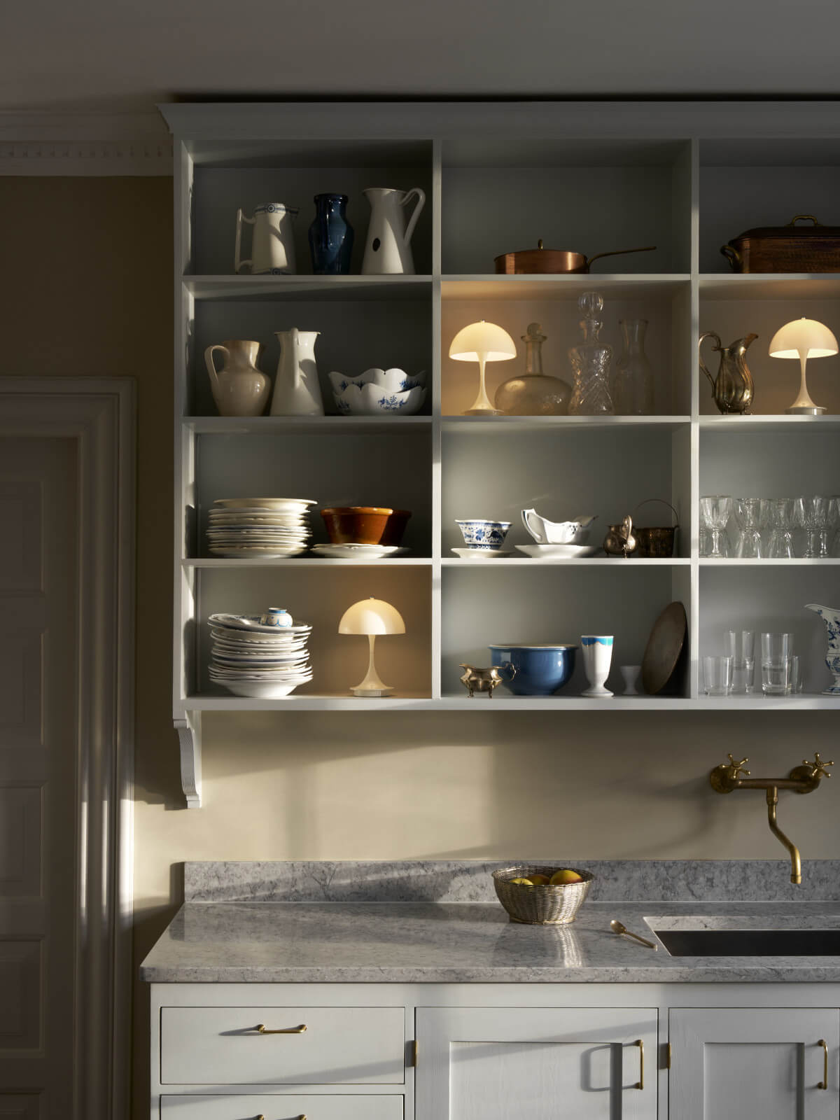 Moderne Panthella 160 Tischleuchte von Louis Poulsen, mobiles Design, sanftes Licht, ideal für Ambiente