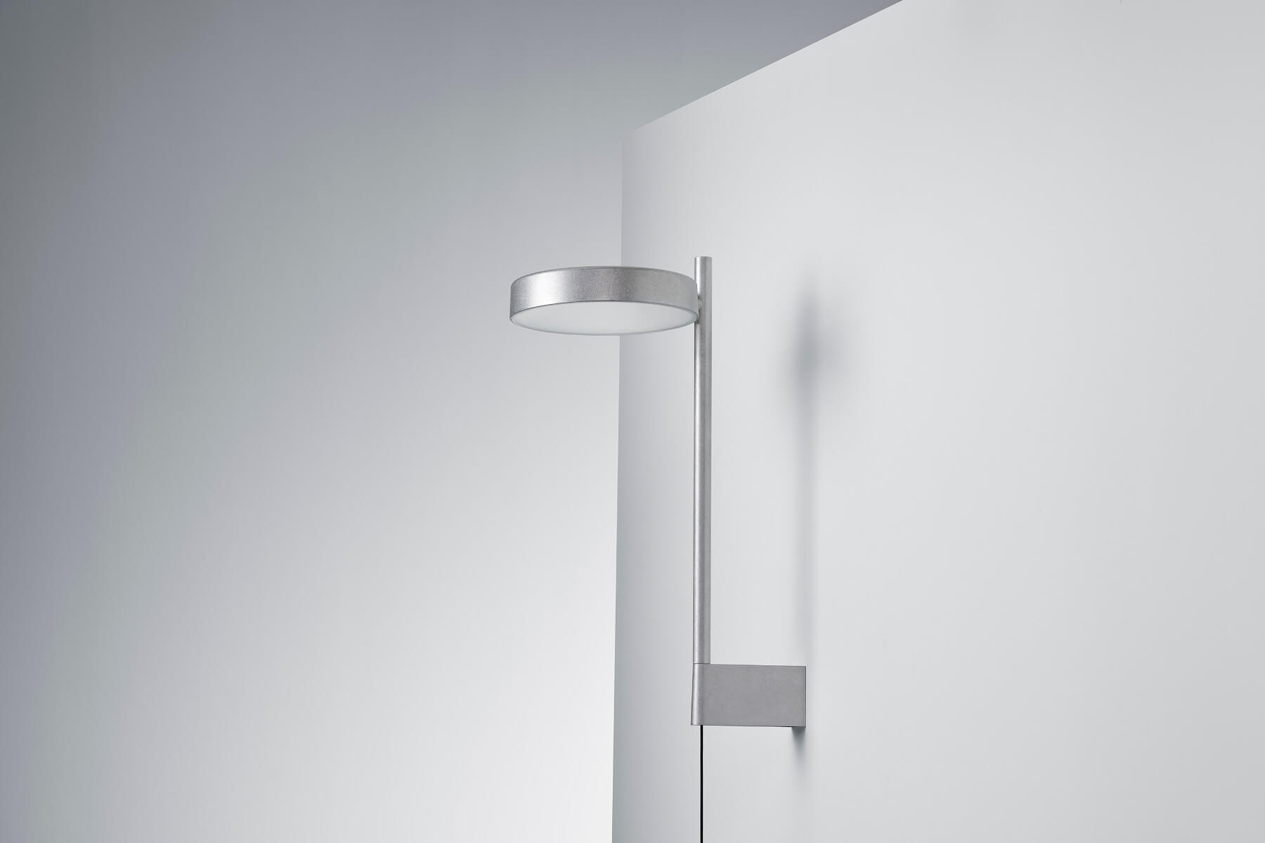 w242 Pastille alu br2 Wandleuchte, raw tumbled