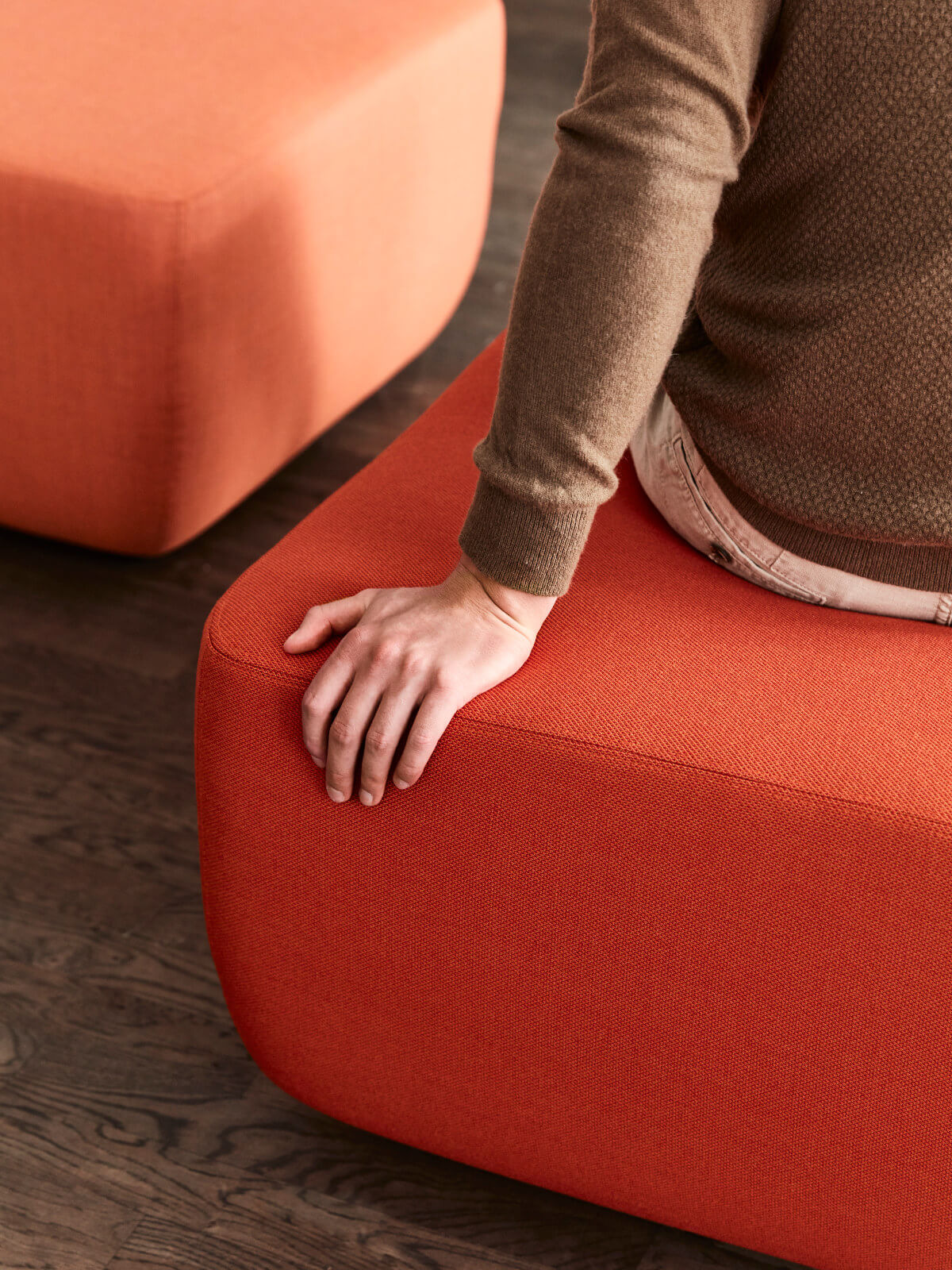Softline Opera Hocker mit ergonomischem Sitzkomfort, weicher Polsterung und langlebigem Material für den Alltag.