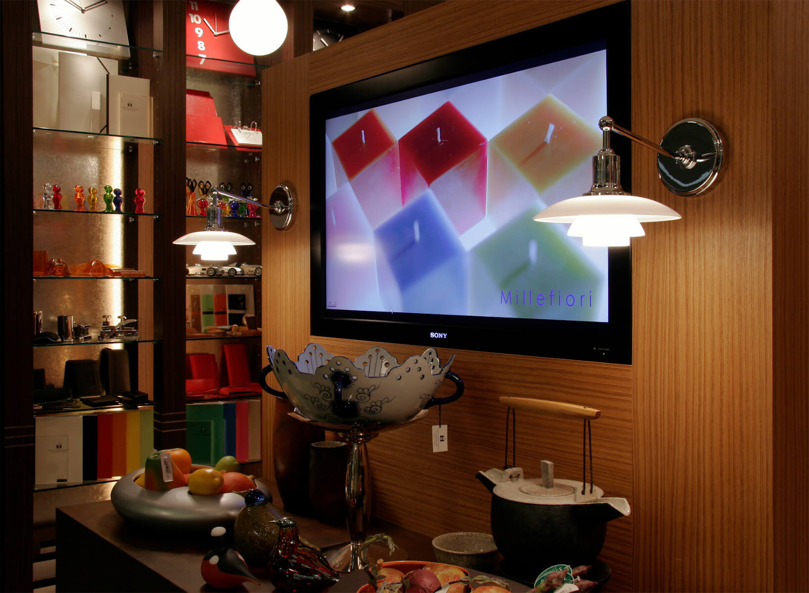 Kompakte Louis Poulsen PH 2/1 Leuchte, ideal als stilvolle Wandbeleuchtung in Wohn- oder Schlafzimmer.