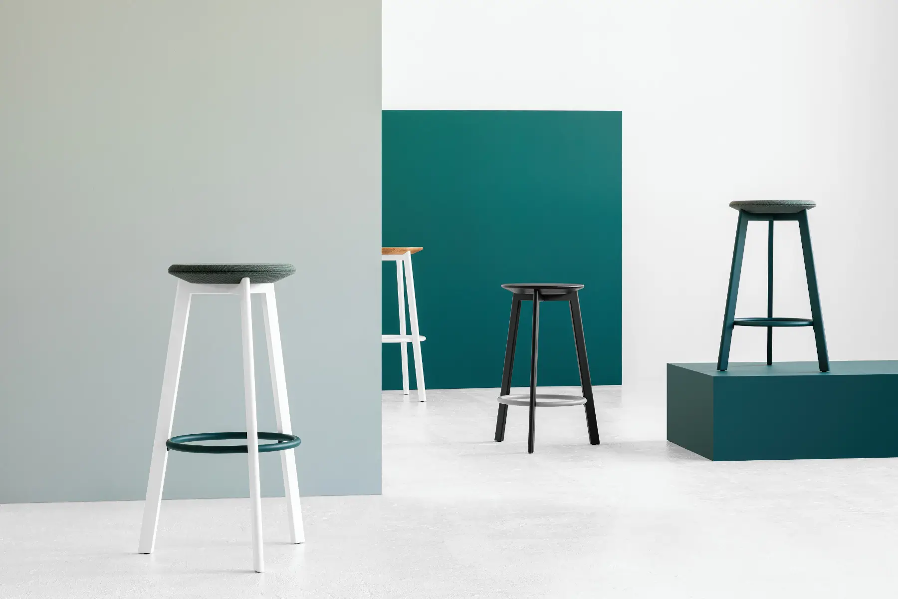 Noti Belem Barhocker mit 77 cm Sitzhöhe und Holzsitz im modernen Design-Ambiente