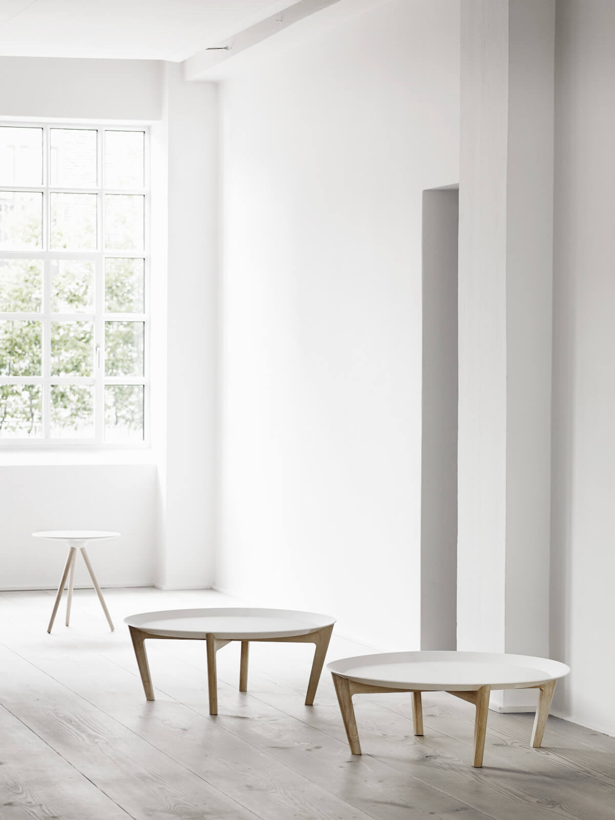 Stilvoller Softline Tray Beistelltisch mit Tablett, ideal als Sofa- oder Loungetisch