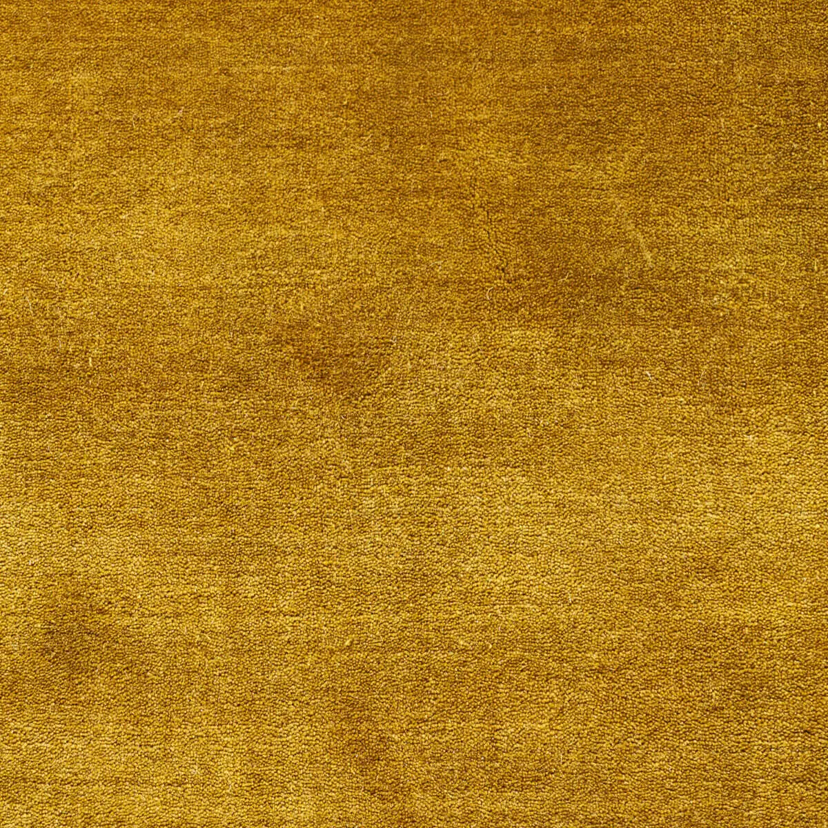 Nahaufnahme des Massimo Copenhagen Earth Bamboo Teppichs in Mustard Yellow mit dichter, fein strukturierter Oberfläche in warmem Senfgelb.