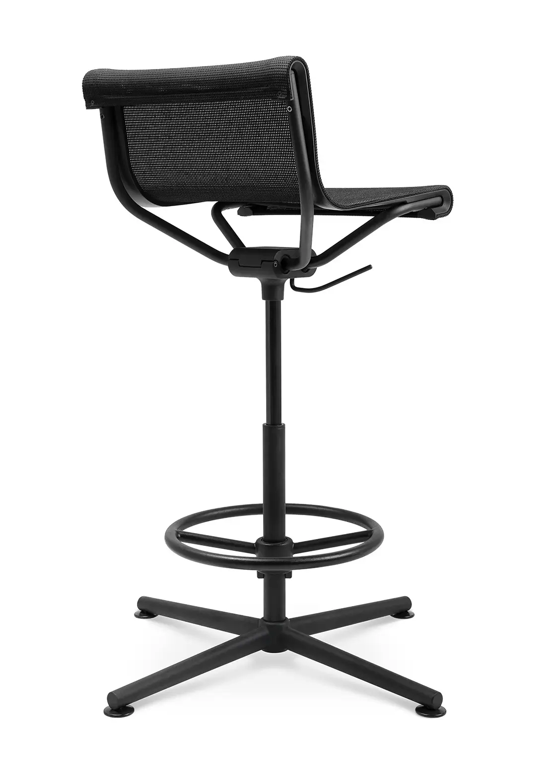 Schrägansicht von hinten des Wagner d1 Highstools mit atmungsaktiver Netzbespannung, Fußring und schwarzem 4-Stern-Gestell.