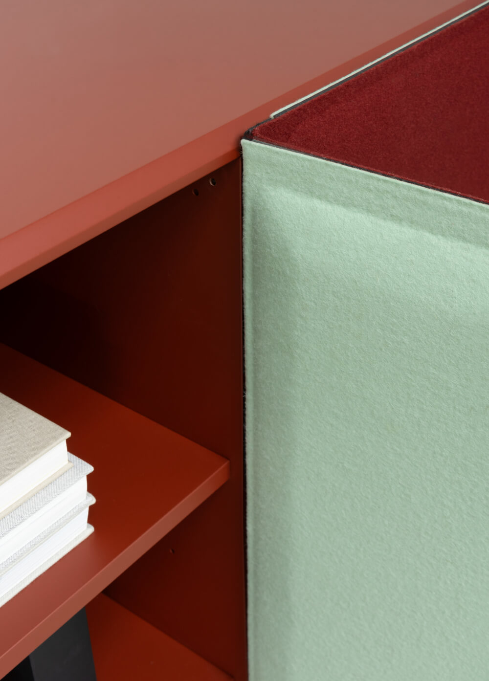 Magis Tacito Sideboard, bordeaux/light green, stilvolles italienisches Möbel, modernes, langlebiges Design