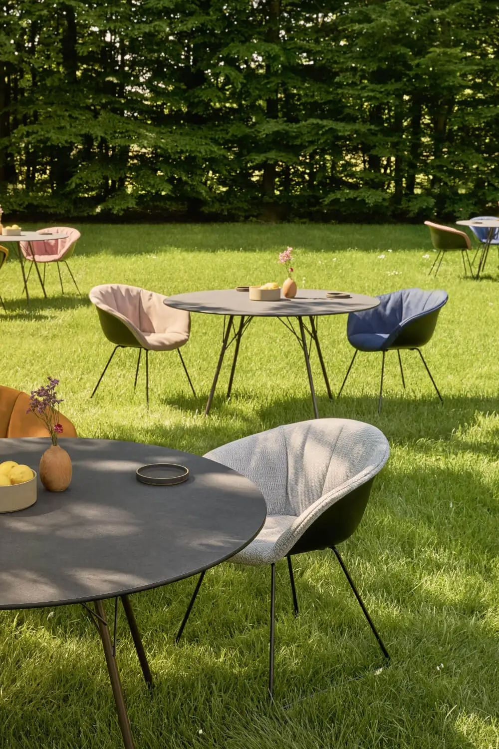 Arper Leaf Gartentisch mit großzügiger Tischfläche und schlankem Metallgestell für gemütliche Essplätze im Grünen.