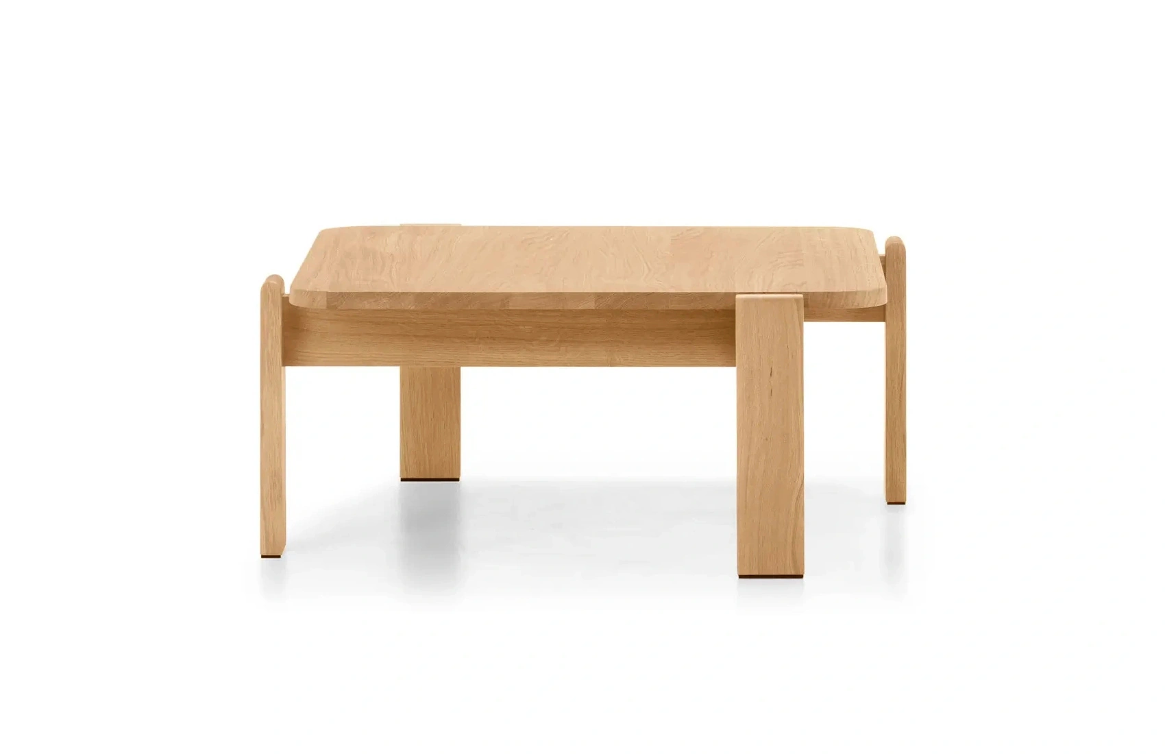Girsberger Velum Beistelltisch 74 × 74 cm mit Tischplatte aus Eiche und Holzgestell für moderne Bürobereiche.