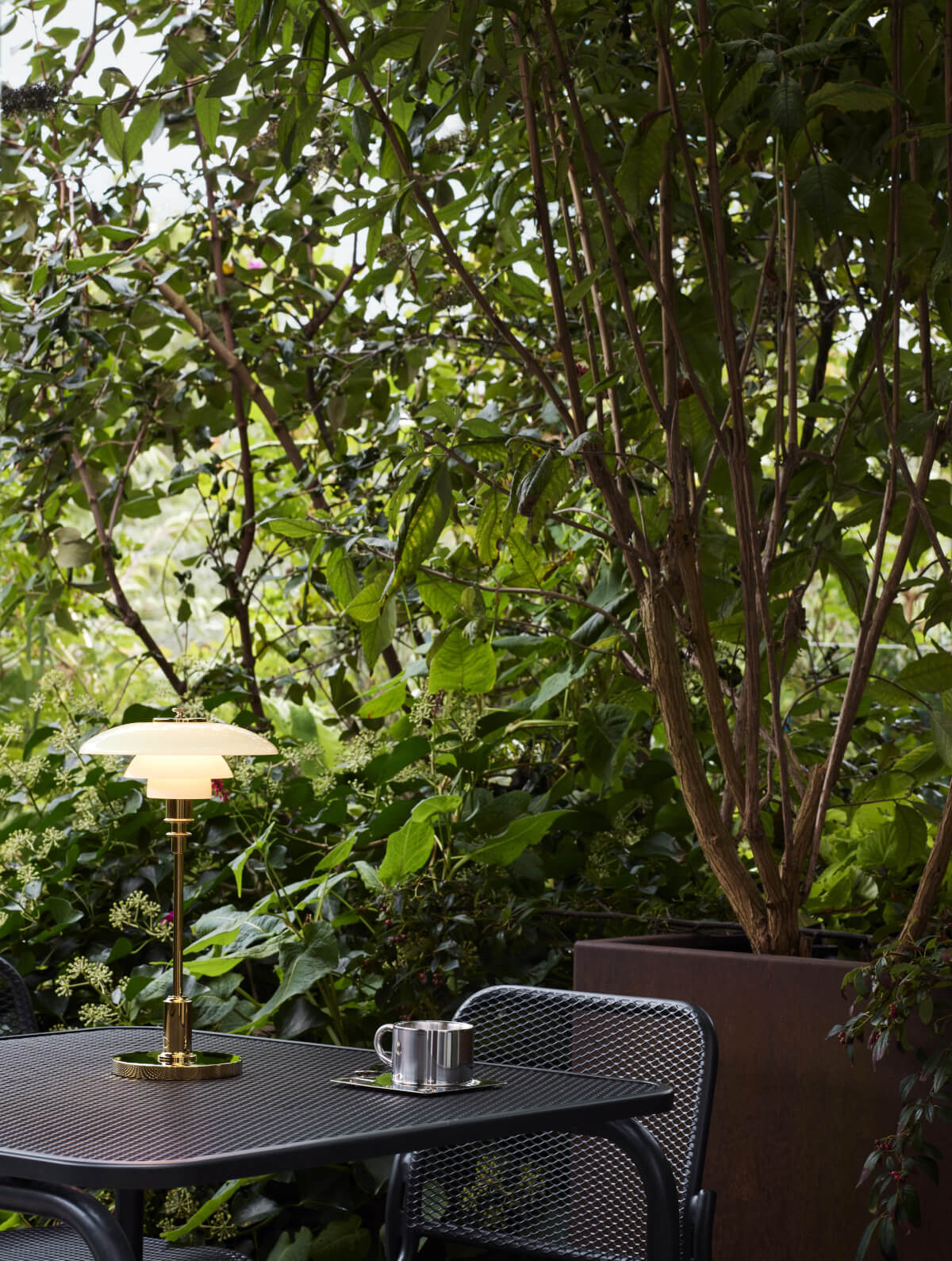 Louis Poulsen PH 2/1 Portable Tischlampe, kabellos und flexibel für atmosphärische Beleuchtung.