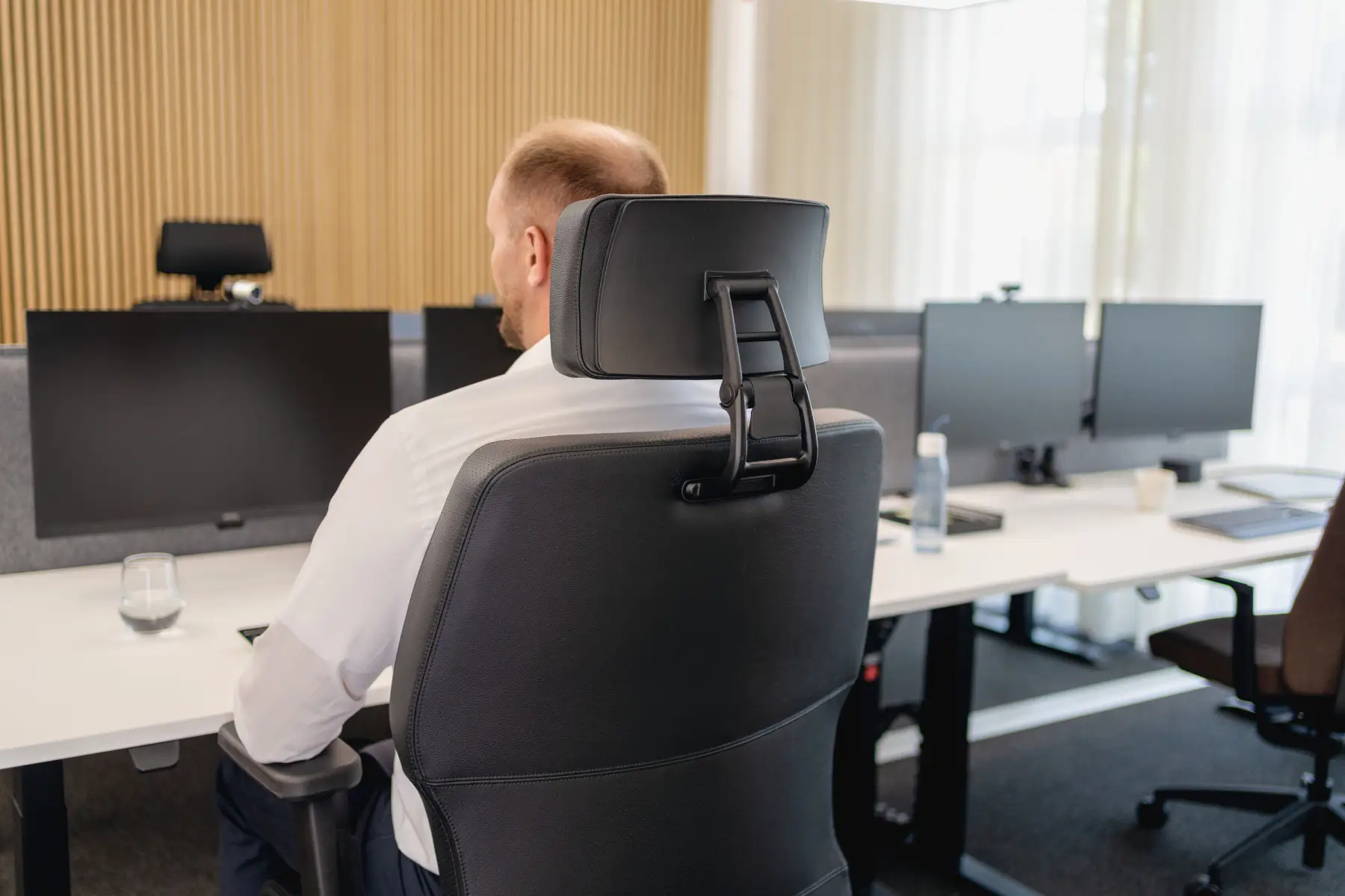 Interstuhl XXLis5 XL118 Bürodrehstuhl mit Kopfstütze im modernen Büro