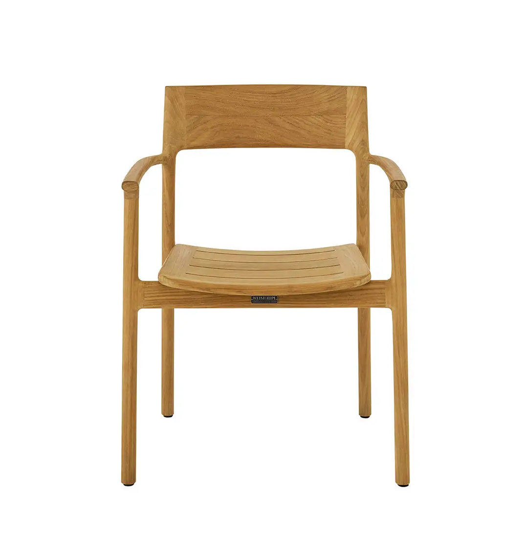 Vorderansicht des Weishäupl Teva Sessels aus massivem Teakholz mit ergonomischer Rückenlehne und Armlehnen. Design-Gartensessel für Terrasse und Garten.