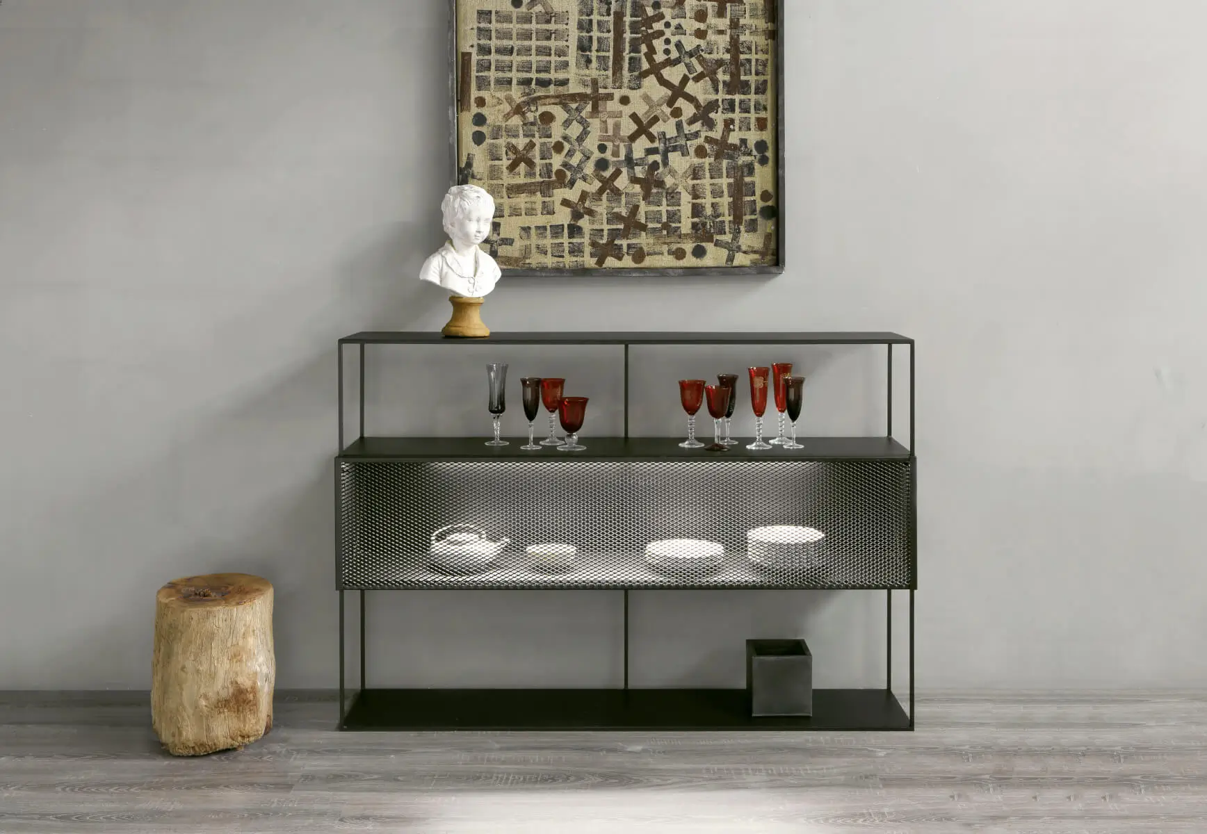 Zeus Tristano Sideboard mit offenen Ablageflächen und dekorativer Präsentation im stilvollen Wohnbereich.