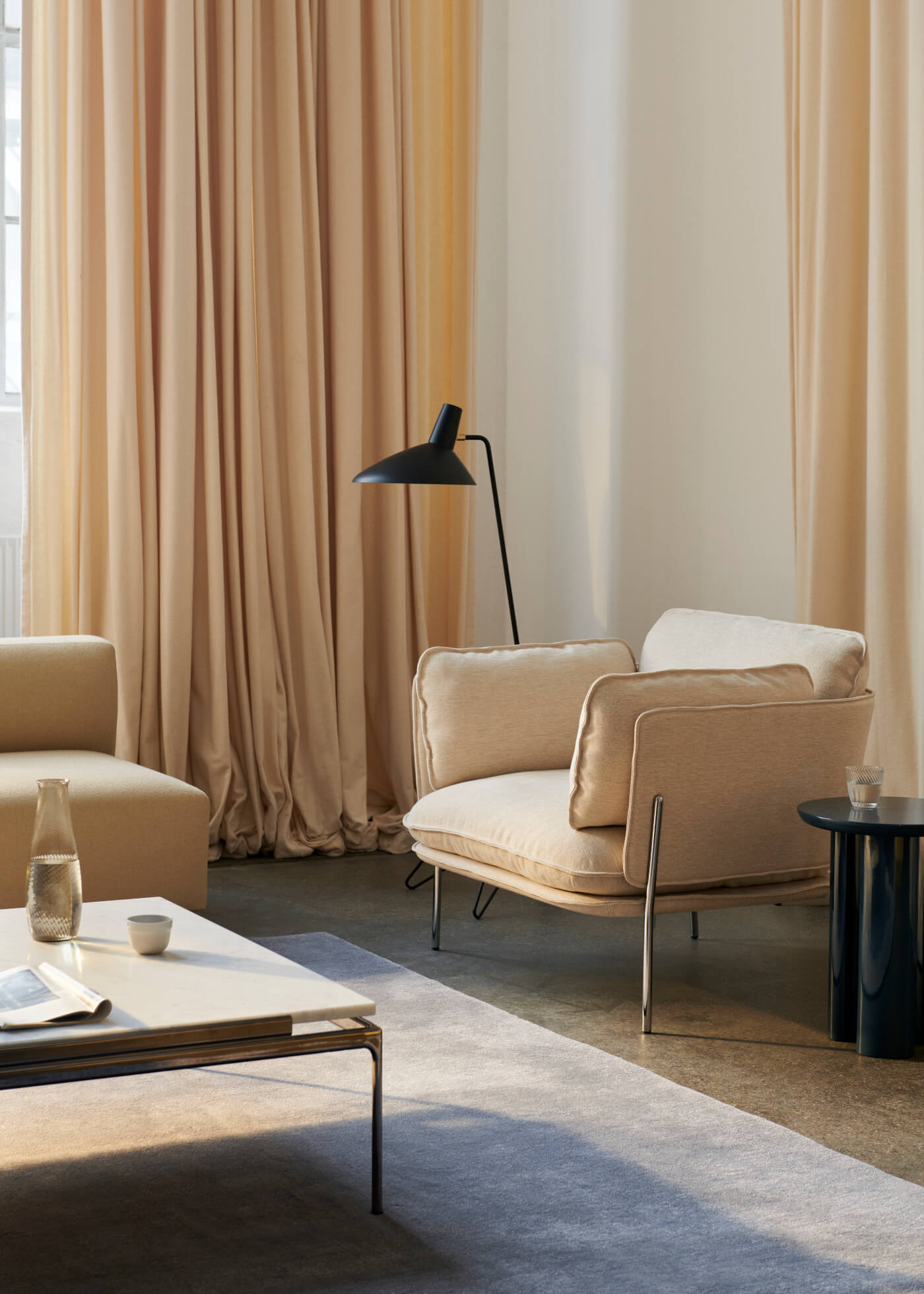 &Tradition Cloud LN1 Sessel im Wohnzimmer, komfortabel und elegant, skandinavisches Design für modernes Ambiente