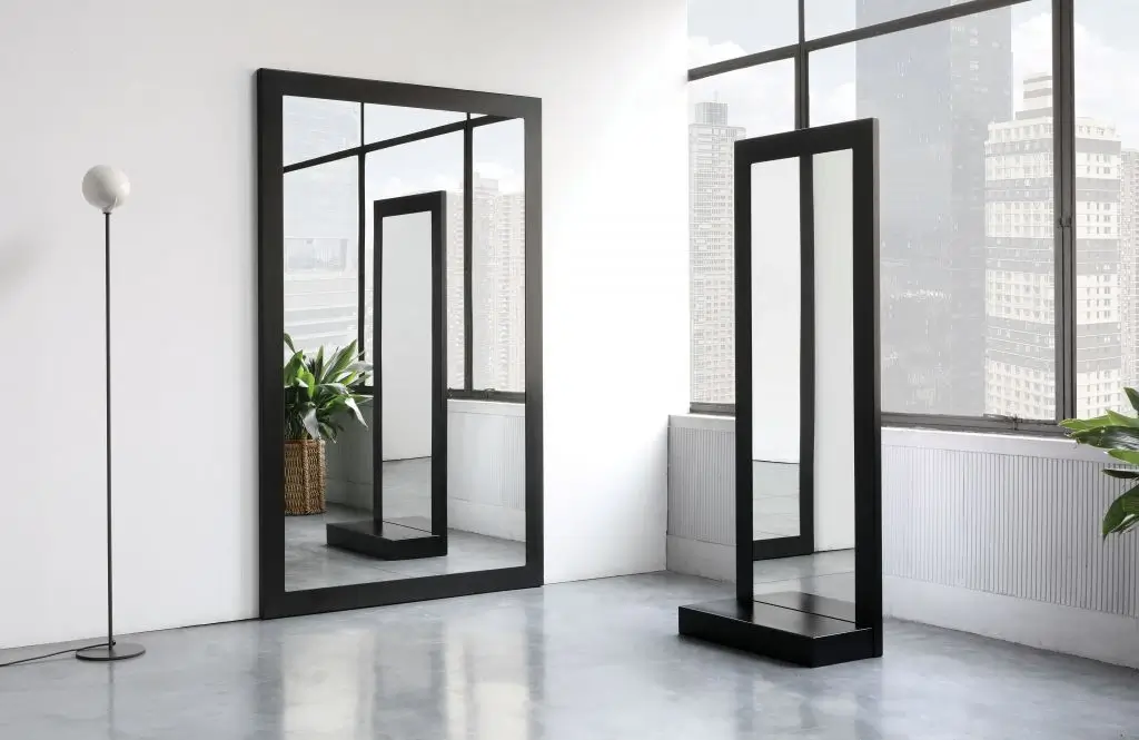 Zeus Big Frame Wandspiegel als stilvolles Einrichtungselement in einem modernen Wohnraum.