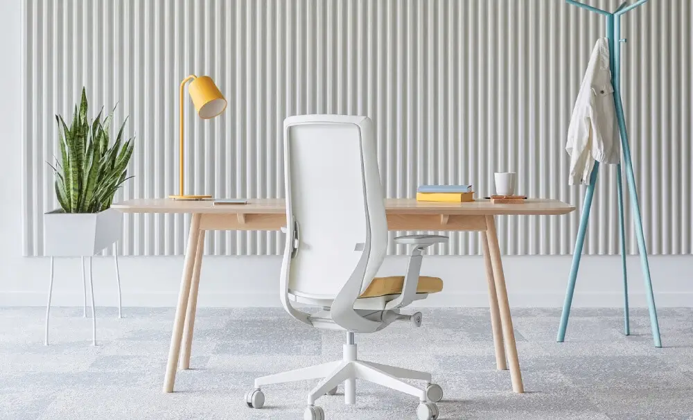 Profim Accis Pro Bürostuhl an einem Schreibtisch für einen wohnlichen Homeoffice-Arbeitsplatz