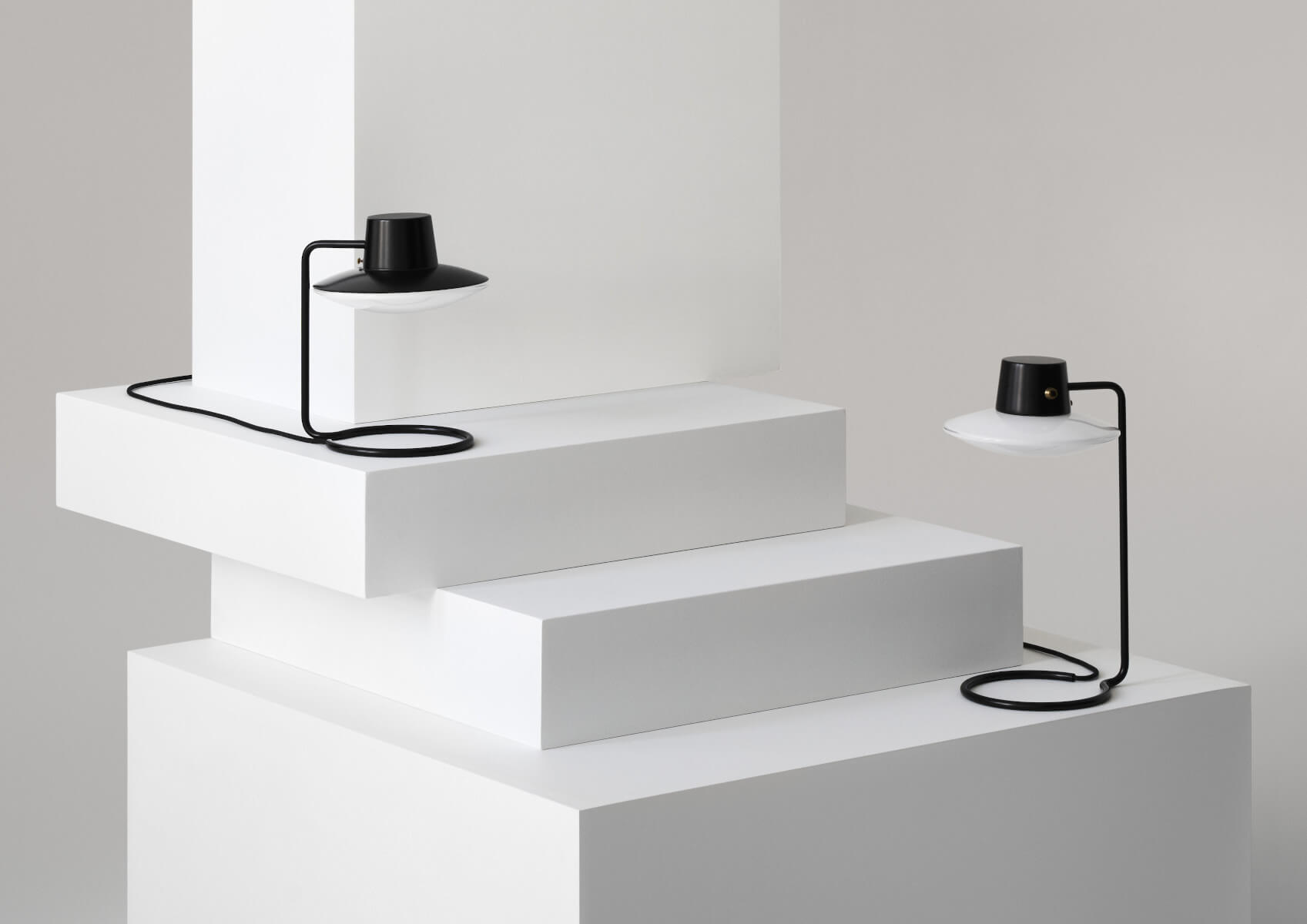 Louis Poulsen AJ Oxford Tischleuchte in edlem Design für stilvolle und warme Ambiente-Beleuchtung im Wohnraum.