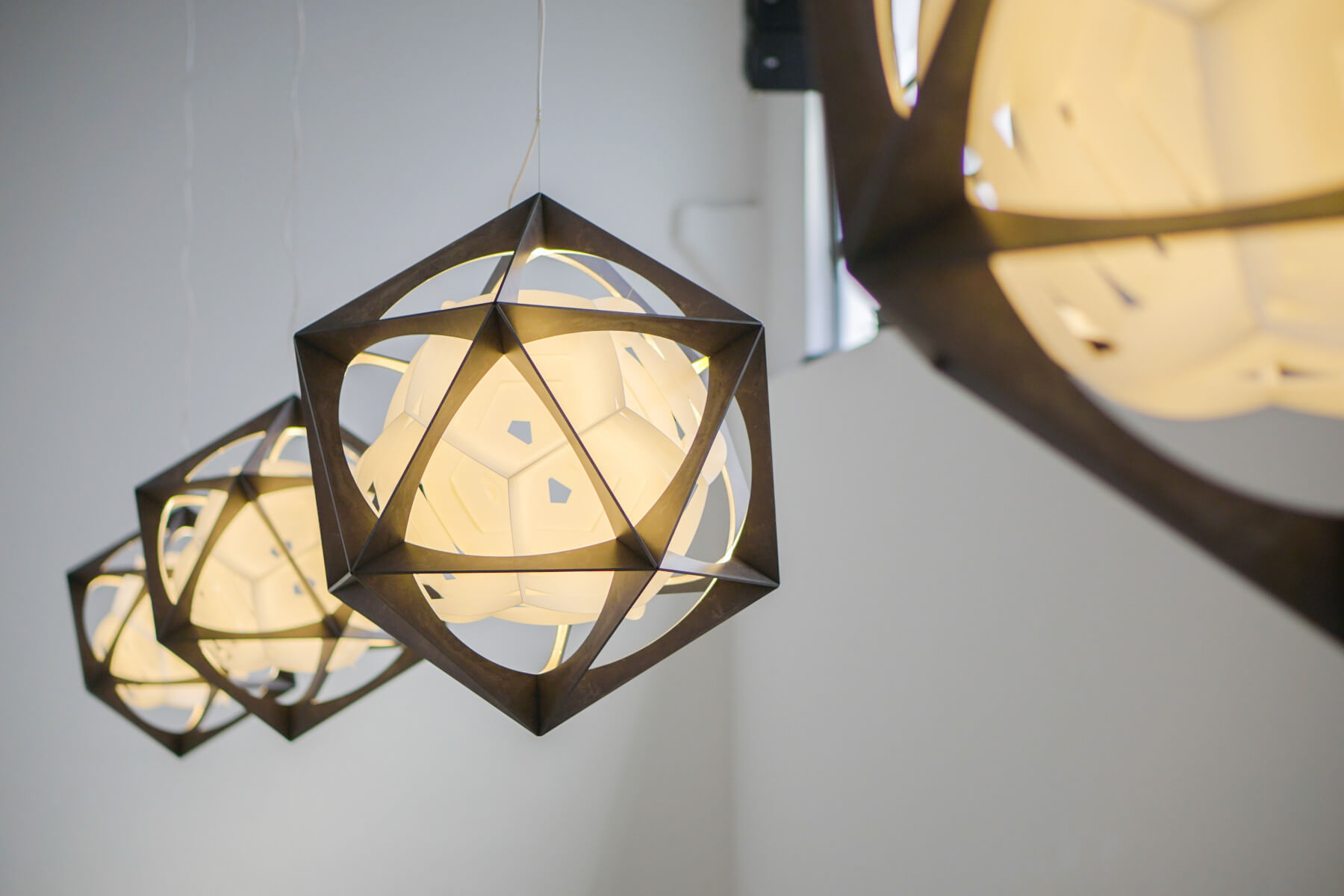Futuristische Louis Poulsen OE Quasi Light Pendelleuchte mit geometrischem Design und blendfreiem Licht.